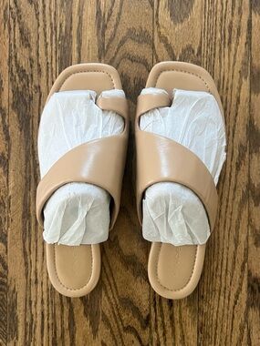 Vince Tan Beige Crossover Slides Flats Sandals Leather 100% Auth. Retail $295.